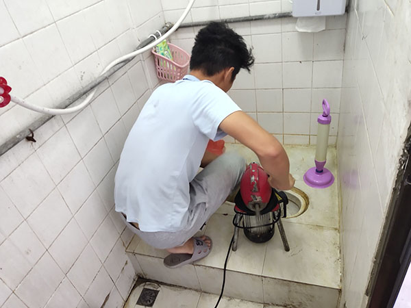 柏乡管道堵塞冒臭气 专业师傅现场解决问题