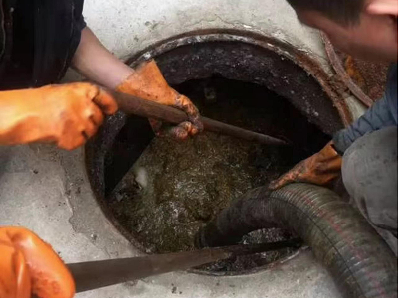 柏乡清理化粪池时如何避免沼气的危害？